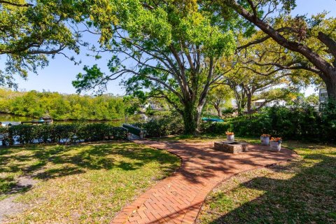 House in Tampa, Florida 5 bedrooms, 316.43 sq.m. № 1584842 - photo 13