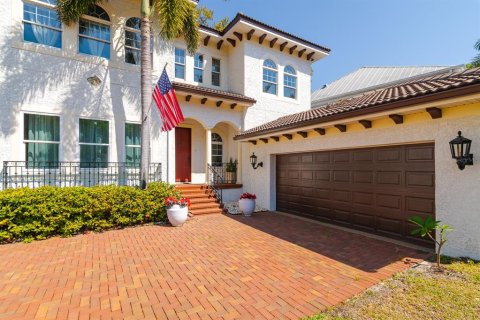 House in Tampa, Florida 5 bedrooms, 316.43 sq.m. № 1584842 - photo 4