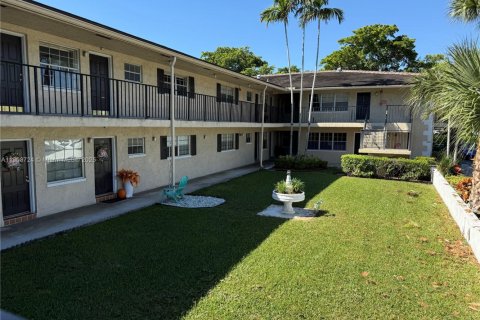 Condominio en venta en Coral Springs, Florida, 2 dormitorios, 114.27 m2 № 1965103 - foto 2