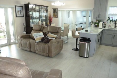 Купить виллу или дом в Майами, Флорида 3 спальни, 96.25м2, № 2047790 - фото 17