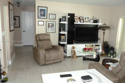 Купить виллу или дом в Майами, Флорида 3 спальни, 96.25м2, № 2047790 - фото 19