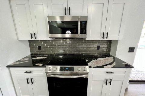 House in Port Charlotte, Florida 3 bedrooms, 188.59 sq.m. № 1525119 - photo 8