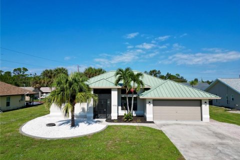 House in Port Charlotte, Florida 3 bedrooms, 188.59 sq.m. № 1525119 - photo 1