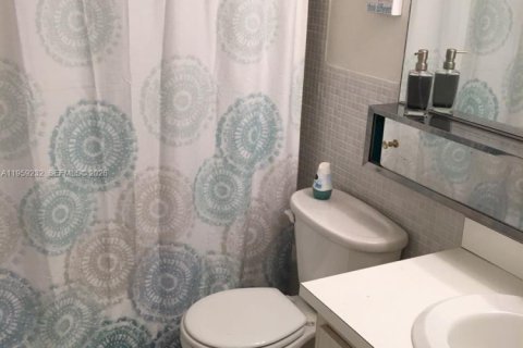 Condo in North Miami Beach, Florida, 2 bedrooms  № 2018090 - photo 13