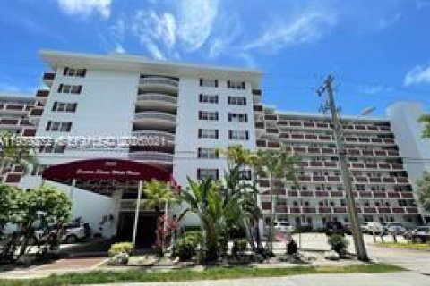 Condo in North Miami Beach, Florida, 2 bedrooms  № 2018090 - photo 2