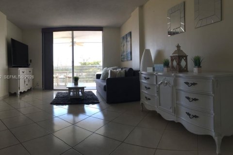 Condo in North Miami Beach, Florida, 2 bedrooms  № 2018090 - photo 6