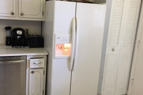 Condo in North Miami Beach, Florida, 2 bedrooms  № 2018090 - photo 10