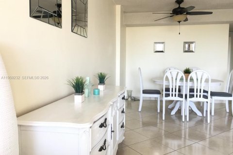 Condo in North Miami Beach, Florida, 2 bedrooms  № 2018090 - photo 14