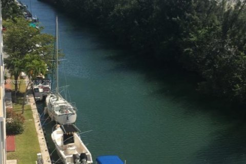 Condo in North Miami Beach, Florida, 2 bedrooms  № 2018090 - photo 3