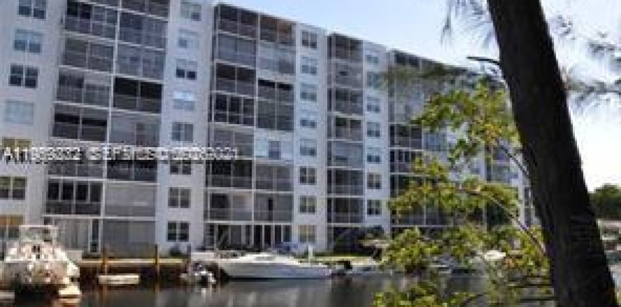 Condo in North Miami Beach, Florida, 2 bedrooms  № 2018090