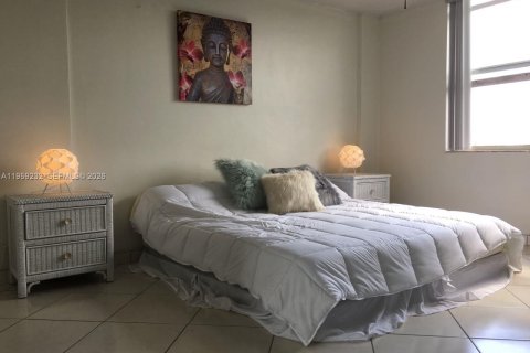 Condo in North Miami Beach, Florida, 2 bedrooms  № 2018090 - photo 4