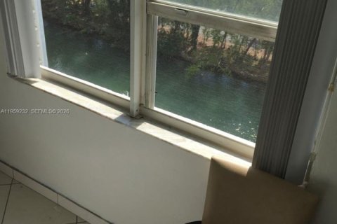 Condo in North Miami Beach, Florida, 2 bedrooms  № 2018090 - photo 9