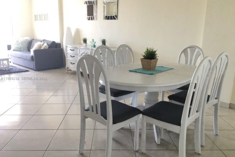 Condo in North Miami Beach, Florida, 2 bedrooms  № 2018090 - photo 15