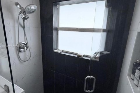 House in Port St. Lucie, Florida 3 bedrooms, 145.11 sq.m. № 2047330 - photo 9