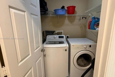 House in Port St. Lucie, Florida 3 bedrooms, 145.11 sq.m. № 2047330 - photo 22