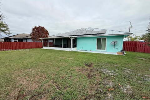 House in Port St. Lucie, Florida 3 bedrooms, 145.11 sq.m. № 2047330 - photo 2