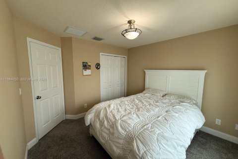 House in Port St. Lucie, Florida 3 bedrooms, 145.11 sq.m. № 2047330 - photo 4