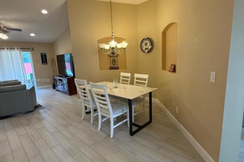 House in Port St. Lucie, Florida 3 bedrooms, 145.11 sq.m. № 2047330 - photo 15