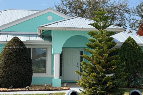 House in Port St. Lucie, Florida 3 bedrooms, 145.11 sq.m. № 2047330 - photo 24