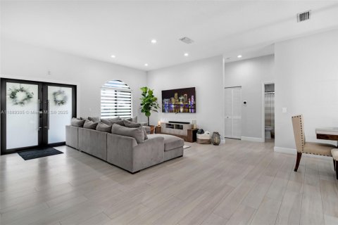 Villa ou maison à vendre à Miami, Floride: 3 chambres, 141.58 m2 № 1941293 - photo 13