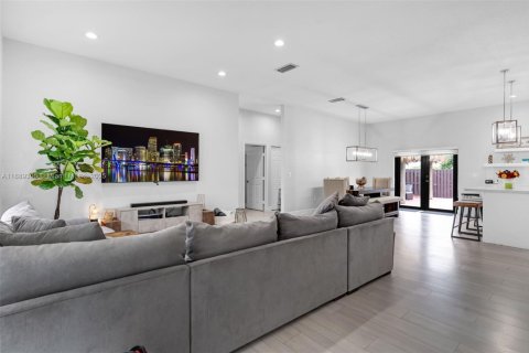 House in Miami, Florida 3 bedrooms, 141.58 sq.m. № 1941293 - photo 5
