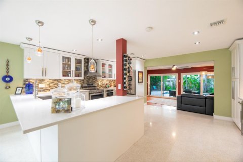 House in Wilton Manors, Florida 3 bedrooms, 133.78 sq.m. № 2352119 - photo 5