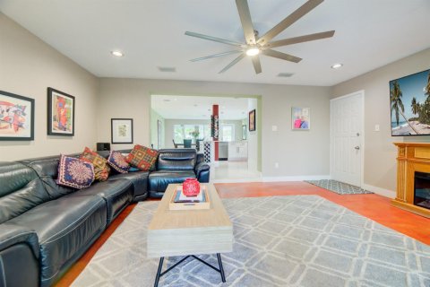 House in Wilton Manors, Florida 3 bedrooms, 133.78 sq.m. № 2352119 - photo 10