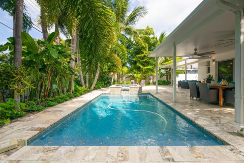 House in Wilton Manors, Florida 3 bedrooms, 133.78 sq.m. № 2352119