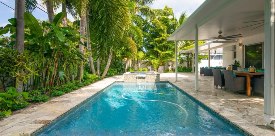 House in Wilton Manors, Florida 3 bedrooms, 133.78 sq.m. № 2352119