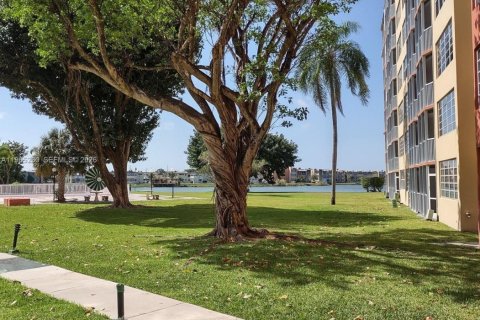 Condo in Miami, Florida, 1 bedroom № 2081184 - photo 17