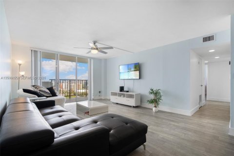 Condominio en alquiler en Aventura, Florida, 2 dormitorios, 116.87 m2 № 2085483 - foto 2