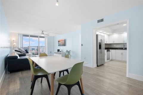Condominio en alquiler en Aventura, Florida, 2 dormitorios, 116.87 m2 № 2085483 - foto 6
