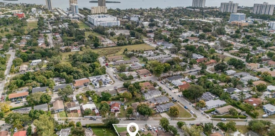 Commercial property in Miami, Florida 286.05 sq.m. № 1895938