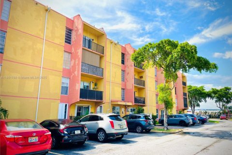 Copropriété à louer à Miami, Floride: 2 chambres, 73.67 m2 № 1890376 - photo 2