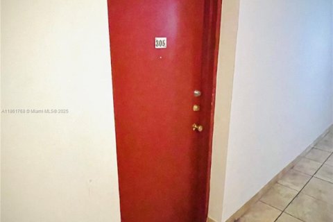 Copropriété à louer à Miami, Floride: 2 chambres, 73.67 m2 № 1890376 - photo 4