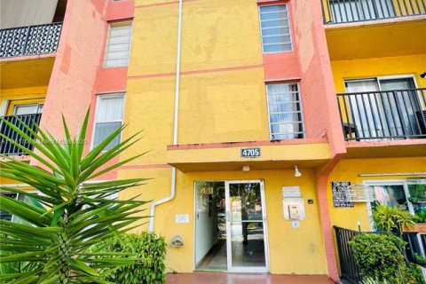 Copropriété à louer à Miami, Floride: 2 chambres, 73.67 m2 № 1890376 - photo 3