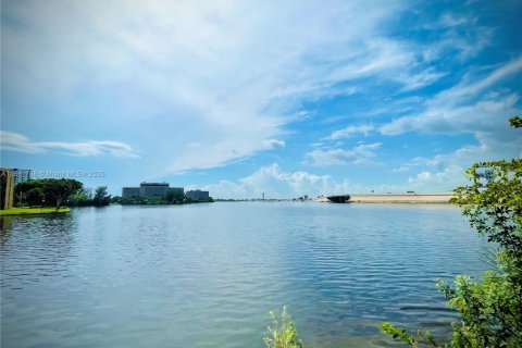 Copropriété à louer à Miami, Floride: 2 chambres, 73.67 m2 № 1890376 - photo 17