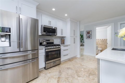 Villa ou maison à vendre à Miami, Floride: 4 chambres, 203.18 m2 № 1821723 - photo 11