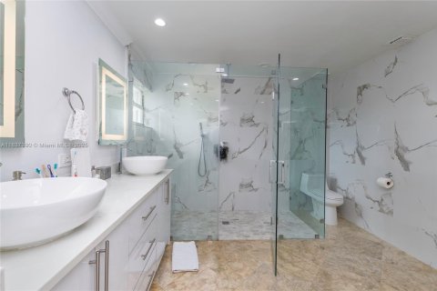 Villa ou maison à vendre à Miami, Floride: 4 chambres, 203.18 m2 № 1821723 - photo 22