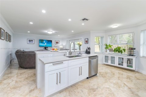 Villa ou maison à vendre à Miami, Floride: 4 chambres, 203.18 m2 № 1821723 - photo 13