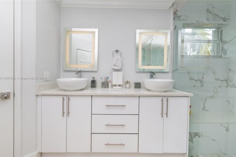 Villa ou maison à vendre à Miami, Floride: 4 chambres, 203.18 m2 № 1821723 - photo 23