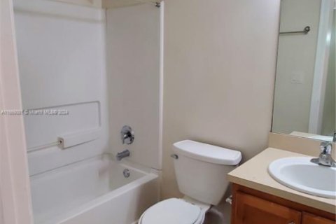 Condo in Oakland Park, Florida, 2 bedrooms  № 1861611 - photo 7
