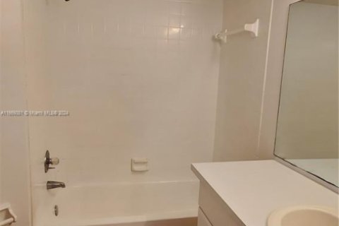 Condo in Oakland Park, Florida, 2 bedrooms  № 1861611 - photo 8