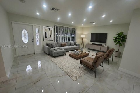 House in Hollywood, Florida 4 bedrooms, 219.25 sq.m. № 1999526 - photo 10