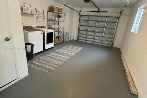 House in Hollywood, Florida 4 bedrooms, 219.25 sq.m. № 1999526 - photo 15