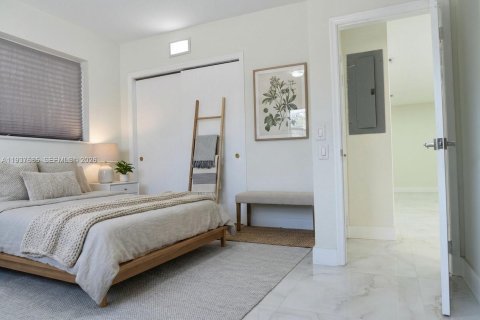 House in Hollywood, Florida 4 bedrooms, 219.25 sq.m. № 1999526 - photo 9