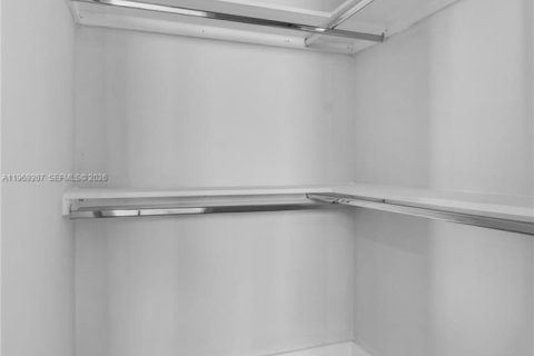 Apartamento en alquiler en Miami, Florida, 2 dormitorios, 260.41 m2 № 2030179 - foto 9