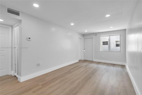 Apartamento en alquiler en Miami, Florida, 2 dormitorios, 260.41 m2 № 2030179 - foto 15