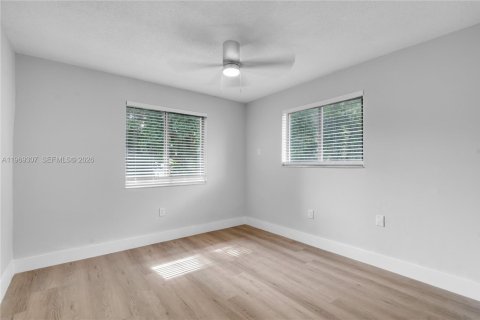 Apartamento en alquiler en Miami, Florida, 2 dormitorios, 260.41 m2 № 2030179 - foto 25