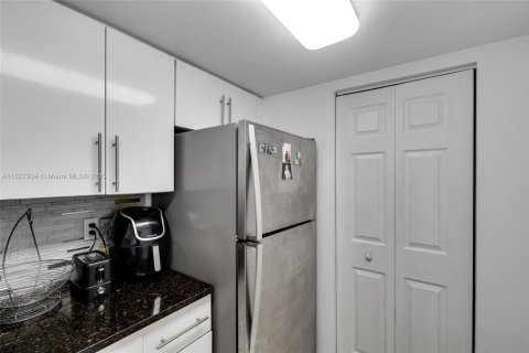 Condo in Miami, Florida, 1 bedroom  № 1977244 - photo 19